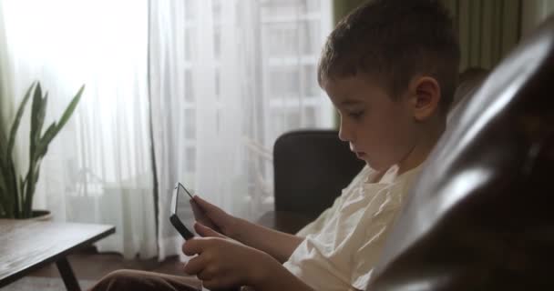 Érdekes Aranyos Óvodás Fiú Digitális Táblagéppel Egyedül Kanapén Gyermek Tech — Stock videók