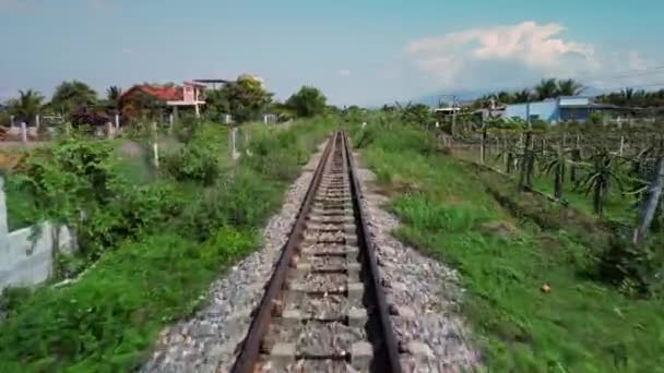 線路上の列車の動き 列車の正面移動を撮影 都市と国との間の容器内商品の輸送と配送 — ストック動画