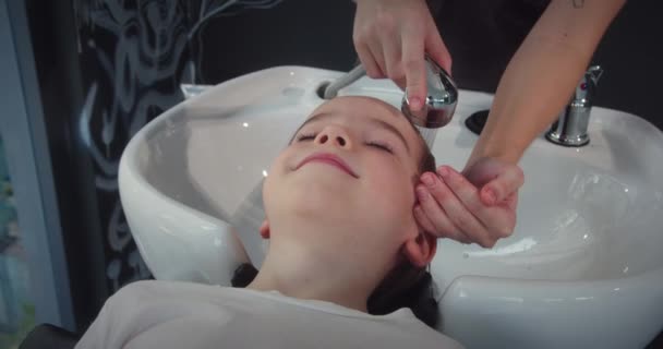 Waschen Des Kopfes Eines Vorschulkindes Nach Einem Modell Haarschnitt Salon — Stockvideo