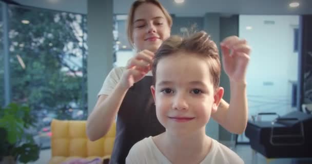 Moda Bir Kuaförün Kameraya Gülümseyen Şirin Bir Çocuğun Yakın Plan — Stok video