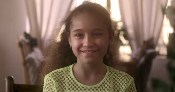 Porträt Lustiges Kleines Mädchen Lächelndes Kind Das Die Kamera Schaut — Stockvideo