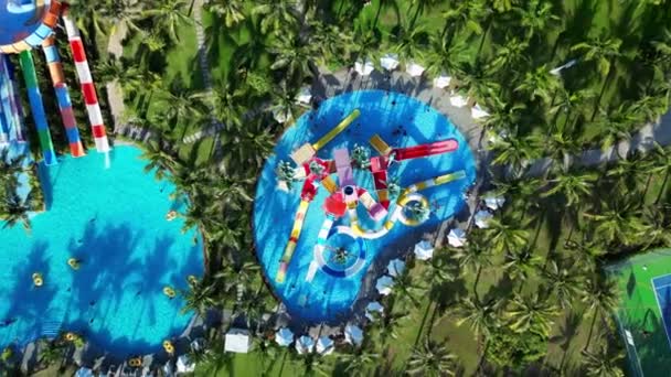 Légi Kilátás Trópusi Üdülőhely Kaland Vízi Park Aquapark Csúszdák Medence — Stock videók