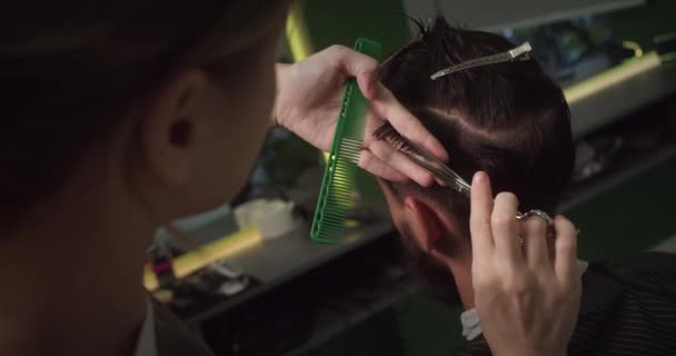 Fryzjer Robi Fryzurę Grzebieniem Nożycami Włosów Stylowy Fryzjer Kobieta Obcinanie — Wideo stockowe