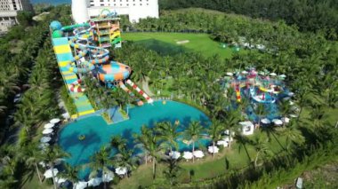 Maceracı su parkı, su kayağı ve havuz alanı olan tropik tatil beldesi, tatildeki aile eğlencesi, Camrani Vietnam şehri, seyahat ve eğlence dahil. 4K