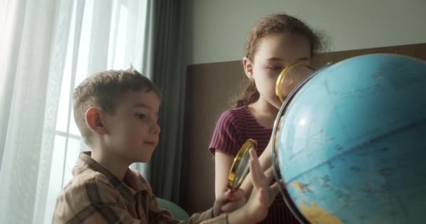 Παιδιά Στο Πρωινό Φως Ηλιοβασιλέμα Χαριτωμένο Μικρά Παιδιά Globe Και — Αρχείο Βίντεο