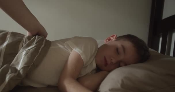 小男孩在他的婴儿床里睡得很香 在他的睡梦中笑着 母亲关心女儿 面对熟睡的小孩 跟踪午夜睡觉的婴儿 睡在床上的婴儿 — 图库视频影像