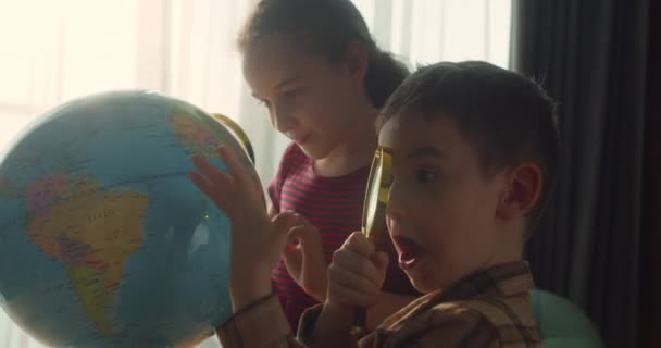 Gyermek Anya Tanul Miközben Otthon Sugarak Naplemente Szobában Gyerek Reggeli — Stock videók