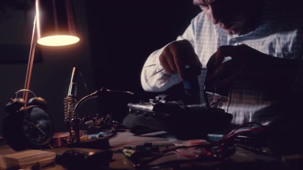 Reparación Electrodomésticos Hombre Repara Una Bomba Aire Desmonta Dispositivo Electroneumático — Vídeos de Stock