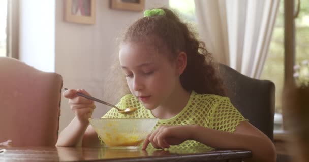 Милая Маленькая Девочка Сидящая Обеденным Столом Домашней Кухне Поедающая Тыквенный — стоковое видео
