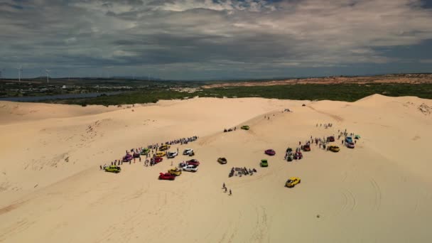 在沙漠中乘坐越野车的游客的头像 在沙质沙漠中 在风车的背景下 乘坐极端吉普车的游客的集会 — 图库视频影像