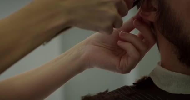 Волосся Робить Зачіску Гребінцем Волосяною Машинкою — стокове відео