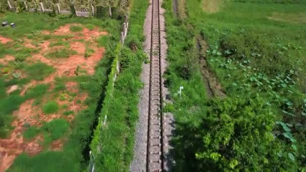 線路上の列車の動き 列車の正面移動を撮影 都市と国との間の容器内商品の輸送と配送 — ストック動画