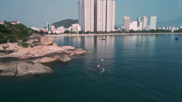 베트남 Nha Trang 2023 Paddle Recreation Fitness 수영복을 소녀들은 바다에서 — 비디오