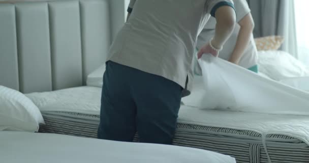Співробітники Дві Служниці Готелю Професійно Роблять Ліжко Кімнаті Клієнтів Ятизіркова — стокове відео