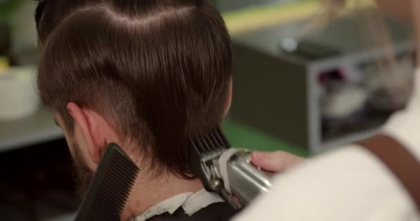 Fryzjer Robi Fryzurę Grzebieniem Włosów Maszyną Włosów — Wideo stockowe