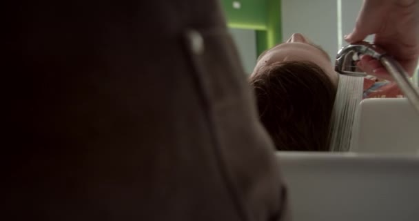 Mencuci Kepala Seorang Pria Setelah Model Potongan Rambut Salon Sabun — Stok Video