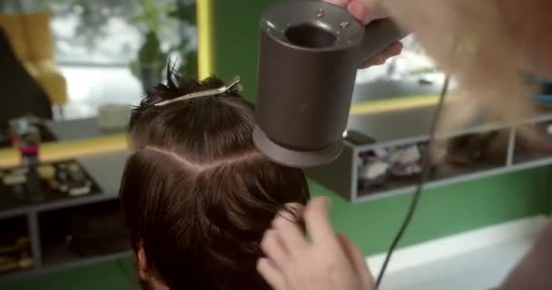 理发师在美容院里用吹风机擦干男人的头发 高质量的4K视频 男人发型和发型在沙龙里 用吹风机护理头发 — 图库视频影像