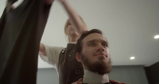 Kuaför Kuaförde Saç Kurutma Makinesiyle Adamın Saçını Kurutuyor Yüksek Kalite — Stok video