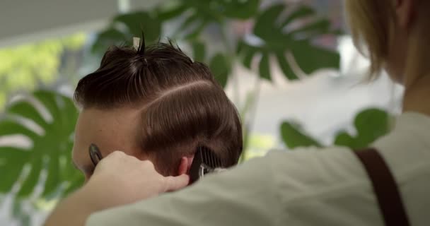 理发师用梳子和发型机做发型 — 图库视频影像