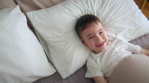 잠옷을 귀여운 귀여운 꼬마가 아침에 침대에서 일어나 부모님을 — 비디오