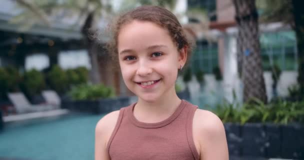 Menina Feliz Criança Rosto Parque Close Rapariga Dos Sonhos Criança — Vídeo de Stock