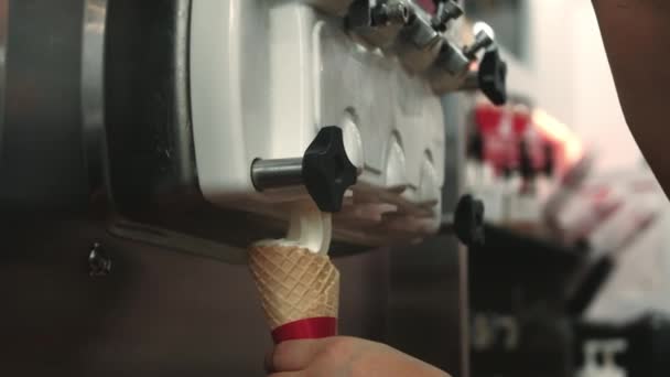 Detailní Náplň Oplatkového Šálku Zmrzlinou Zmrzlina Kuželu Pomalý Pohyb — Stock video