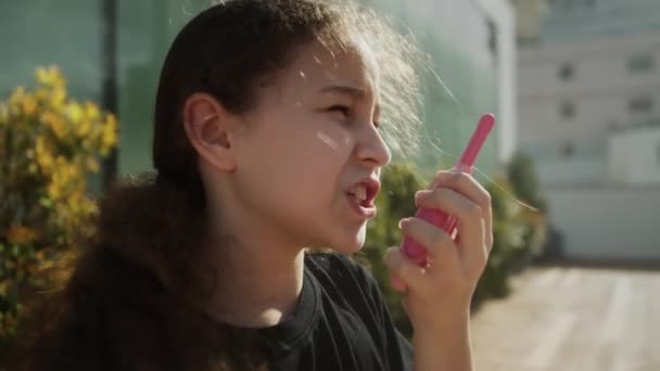 Kinderen Dromen Samen Het Park Bij Zonsondergang Gelukkige Familie Mensen — Stockvideo