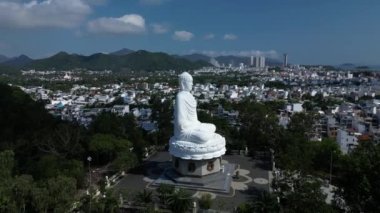 Phuket Tayland 'ın Büyük Buda' sının üzerindeki hava manzarası 4k. Büyük Buda beyaz heykeli. Büyük Buda Phuket Tayland 'ın simgelerinden biridir.