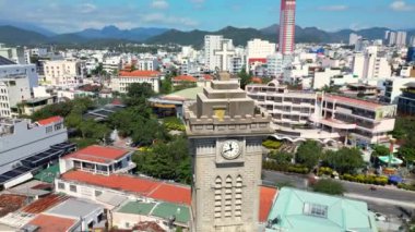 Nha Trang Katolik Piskoposluğu Kilisesi 'nin ana kilisesi Nha Trang, Vietnam' a uçan insansız hava aracının 4K panoramik video görüntüsü. 4K Nha Trang, Vietnam.