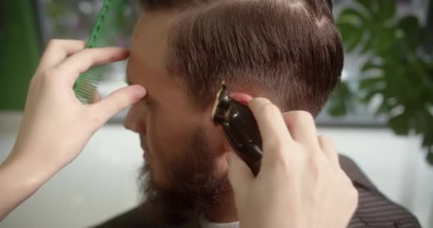 Kuaför Saç Tarağı Saç Makinesiyle Saç Stili Yapıyor — Stok video