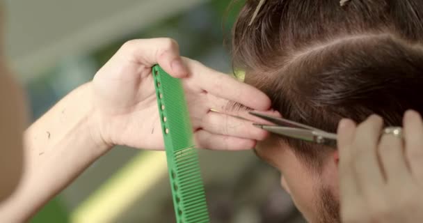 Stylowy Facet Siedzący Fryzjera Fryzjer Kobieta Obcinanie Jego Włosy Portret — Wideo stockowe