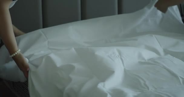Medarbetare Hotellets Två Pigor Bäddar Professionellt Sängen Klientrummet Femstjärnigt Hotellkoncept — Stockvideo