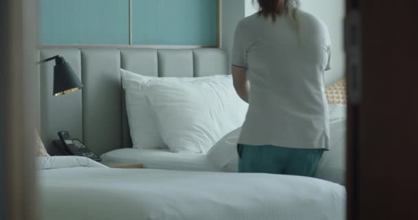 Empregados Duas Empregadas Domésticas Hotel Profissionalmente Fazer Cama Sala Clientes — Vídeo de Stock