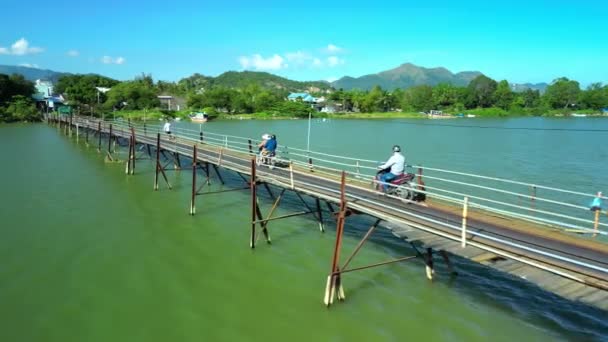 Widok Lotu Ptaka Rowerzystów Jeżdżących Motocyklu Drewnianym Moście Przez Las — Wideo stockowe