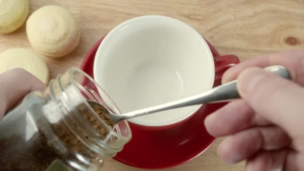 黒コーヒーをカップに入れる 間欠泉のコーヒーメーカーのカップにコーヒーのトップビューを注ぐ フロスとコーヒー 朝食だ — ストック動画