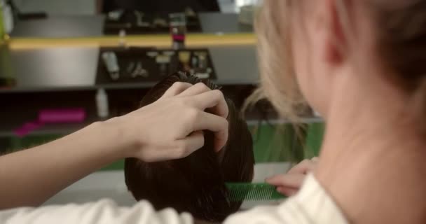 Stilfuld Mand Sidder Barbersalon Frisør Kvinde Klipning Hans Hår Portræt – Stock-video
