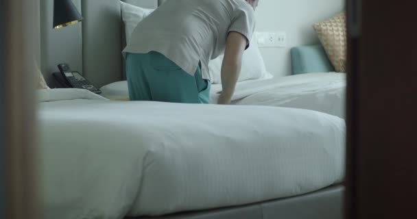 Medewerkers Twee Kamermeisjes Van Het Hotel Maken Het Bed Professioneel — Stockvideo