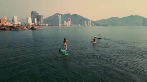 Nha Trang Vietnam May 2023 Stand Paddle Recreation Fitness 穿泳衣的女孩要在海上骑萨帕体育度假 — 图库视频影像