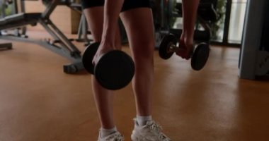 Spor kulübünde vücut geliştirme halterleri alan kadın elleri. Spor kulübünde ağırlık kaldırma alan yakın kadın elleri. Fitness kız fitness spor salonunda spor eğitimi olan.