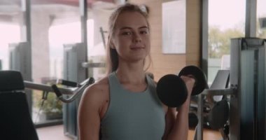 Spor kulübünde vücut geliştirme halterleri alan kadın elleri. Spor kulübünde ağırlık kaldırma alan yakın kadın elleri. Fitness kız fitness spor salonunda spor eğitimi olan.