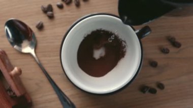 Ağır çekimde, hazır kahve yapmak için çaydanlıktan sıcak su fincana dökülüyor. Çaydanlıktan sıcak su dökülüyor. 4K.