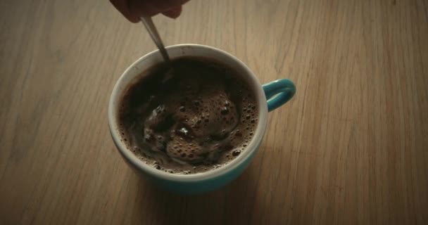 Κάτοψη Του Ανθρώπου Ανάδευση Καφέ Κουτάλι Ρίχνει Μαύρο Καφέ Στο — Αρχείο Βίντεο