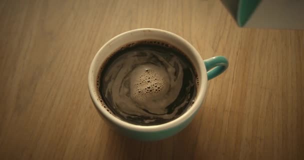 Aggiunta Crema Caffè Nel Caffè Nero Crema Rallentatore Versando Una — Video Stock
