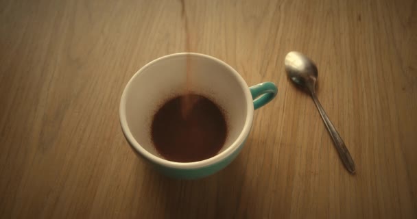 Man Gör Snabbkaffe Frystorkat Kaffe Doppas Blå Kopp Kaffe Granulat — Stockvideo