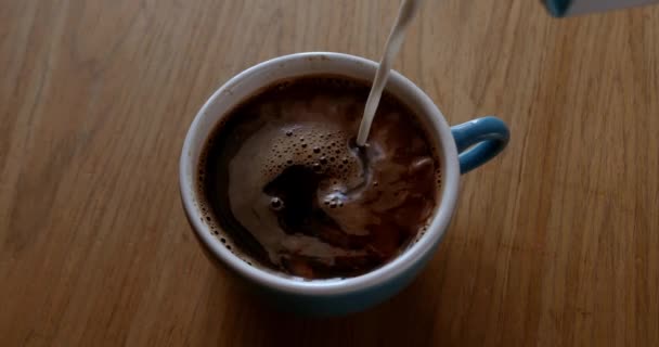 Adding Coffee Creamer Black Coffee Slow Motion Cream Pouring Cup — Stok video