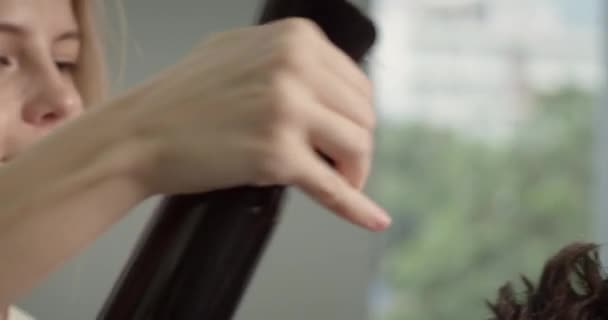 Kuaför Saç Tarağı Saç Makinesiyle Saç Stili Yapıyor — Stok video
