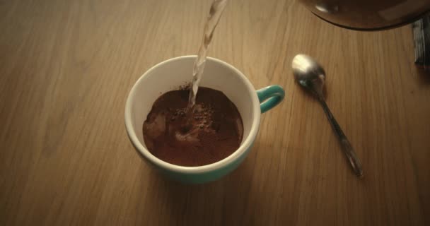 顶部的慢镜头是热水倒入茶壶的杯子里 用来煮速溶咖啡 热水从水壶中倾泻而出 — 图库视频影像