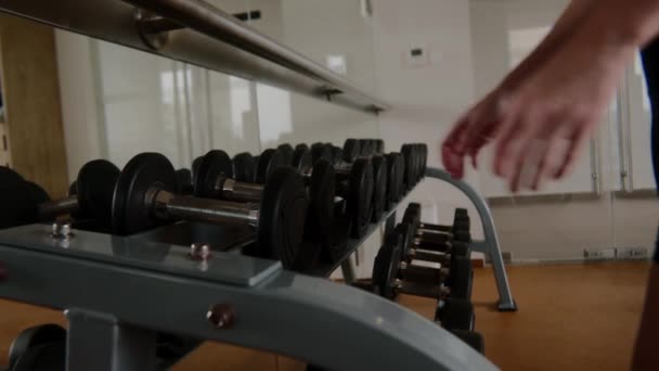 Spor Kulübünde Vücut Geliştirme Halterleri Alan Kadın Elleri Spor Kulübünde — Stok video