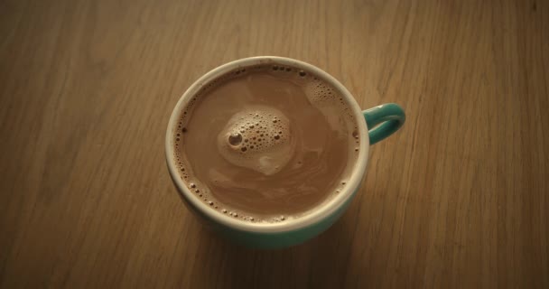 Widok Człowieka Mieszającego Kawę Łyżką Nalanie Czarnej Kawy Kubka Górny — Wideo stockowe