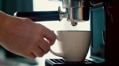 Kavramsal olarak sabahları kavrulmuş sade kahve içmek. Kahve fincanından kahve dökmek. Kahve makinesinden fincana kahve dökülüyor. Taze kahve akıyor. Ev yapımı sıcak Espresso..